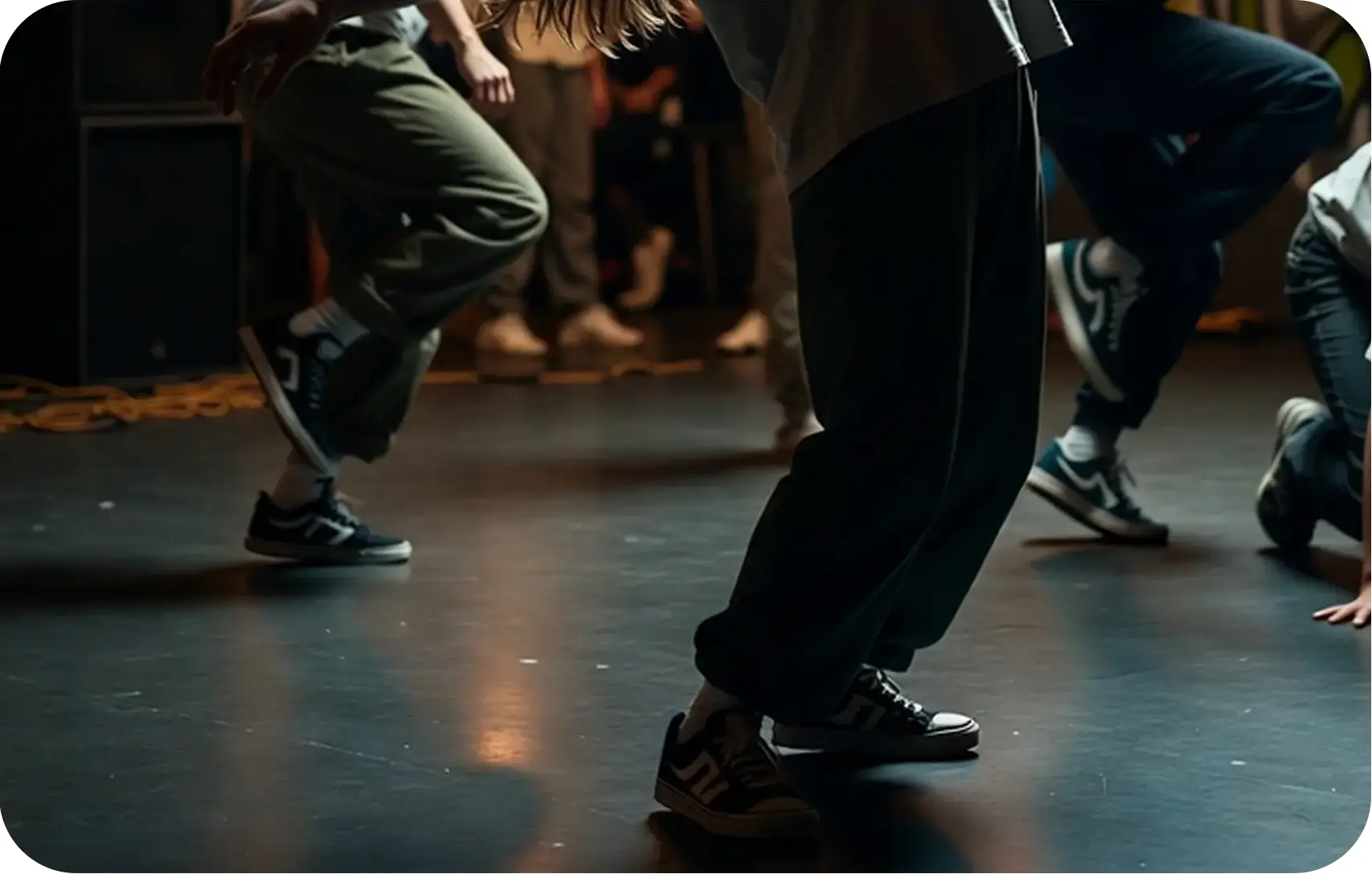 춤 관련한 사람들이 서로를 찾기 쉽지 않았습니다.