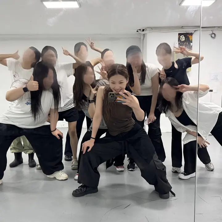 [홍대신촌] 몸치 초보자 환영! 케이팝 댄스 원데이클래스 포스터